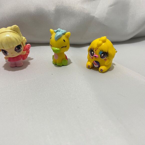 Hatchimals Lot of 4 Random Mini Figures Colleggtibles Miniature Toys - Picture 4 of 5